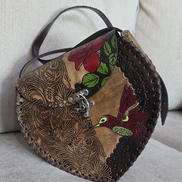 Artisan Heart-Shaped Crossbody Bag with Floral and Bird Design - Picture 3 of 8